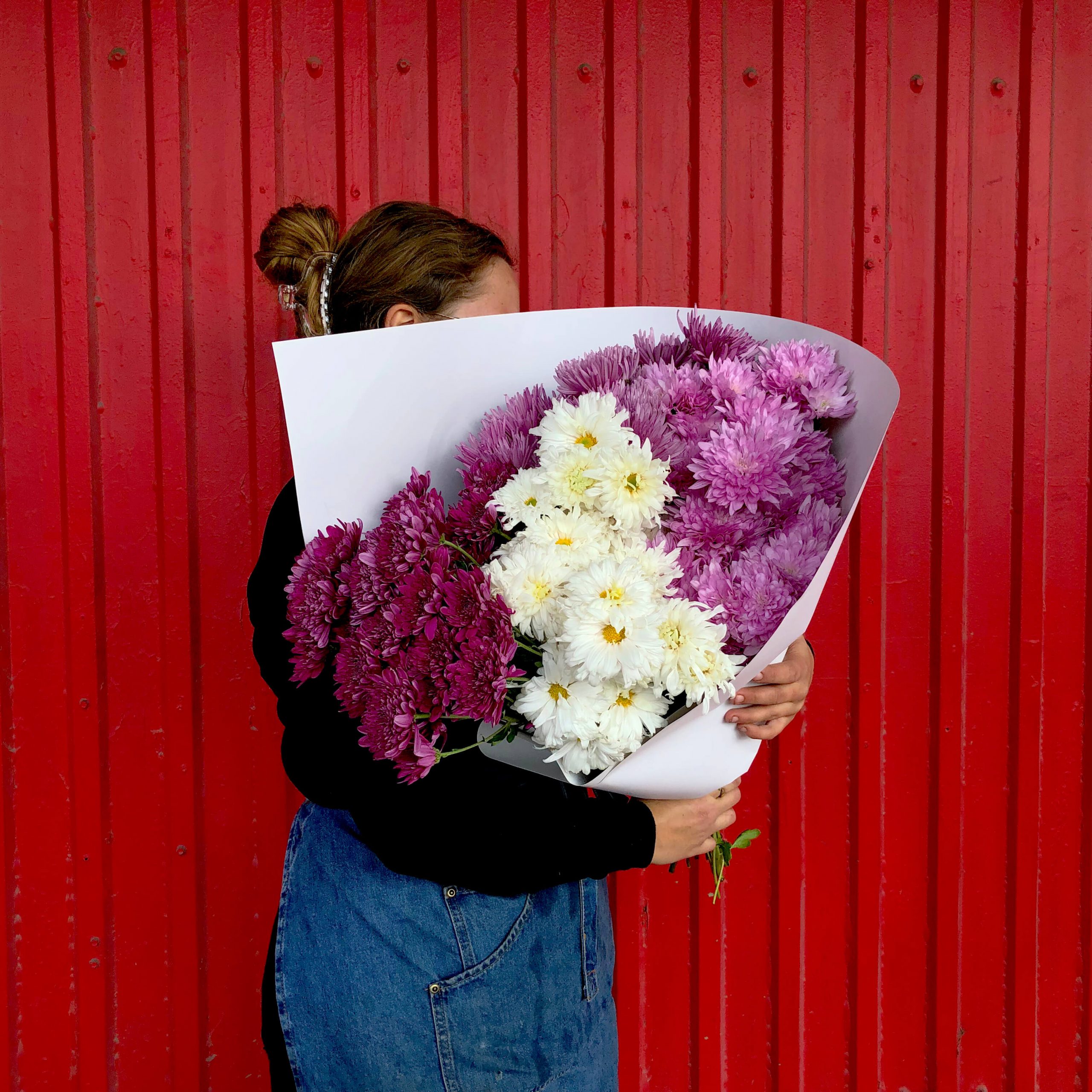 Holding a bouquet of en masse chryssies